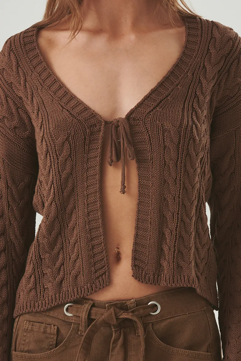 Saco de punto trenzado marrón: la prenda perfecta para un look casual y sofisticado de Sweet en Buzos y Sweaters para argentina
