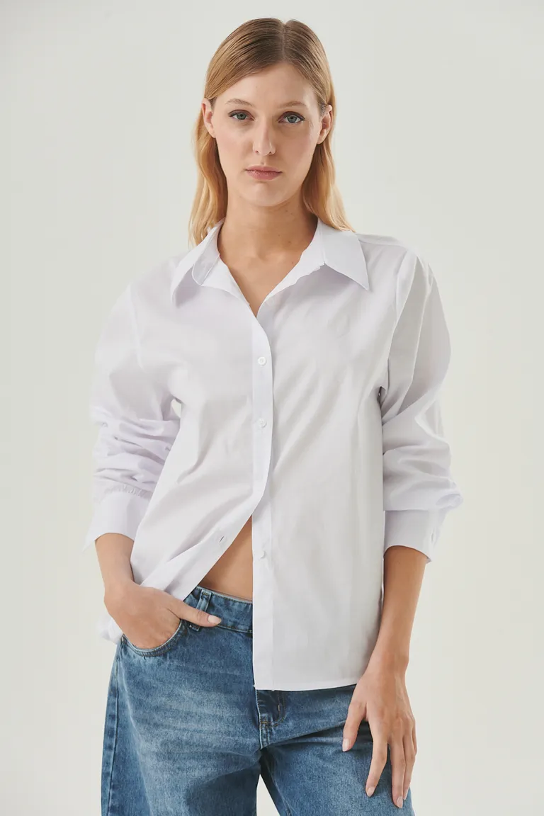Camisa blanca clásica de tela poplin, ideal para looks formales y casuales de Sweet en Camisas para argentina