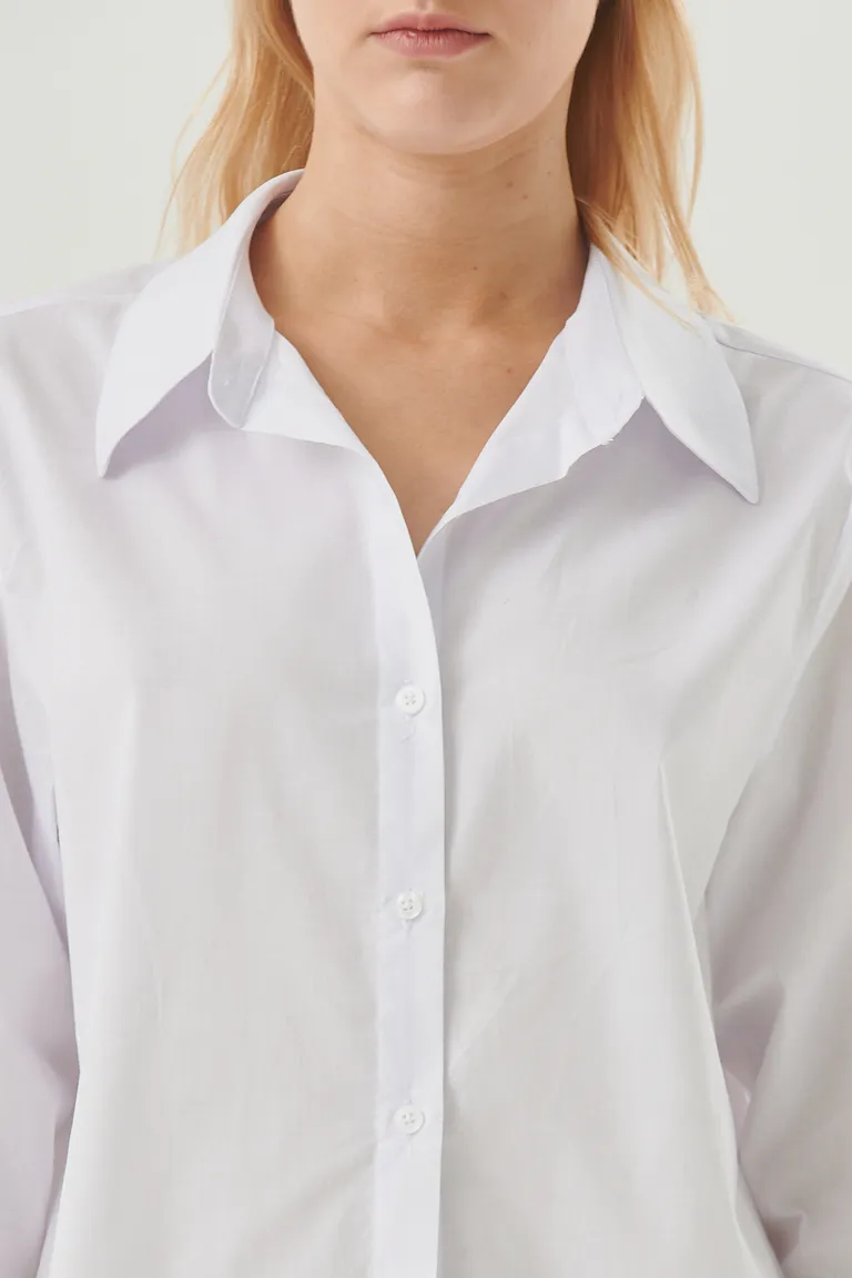 Camisa blanca clásica de tela poplin, ideal para looks formales y casuales de Sweet en Camisas para argentina