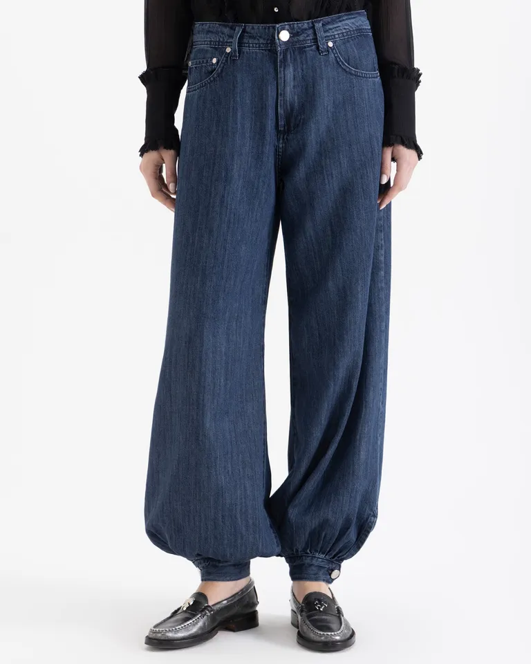 Jeans de corte balloon con ajuste en el tobillo y diseño de tiro medio con bolsillos de Jazmin Chebar en Pantalones para argentina