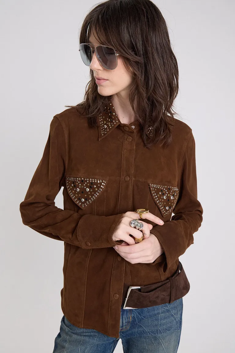 Camisa de corte estructurado con cuello clásico, cierre frontal por botones y detalles en bolsillos delanteros de Maria Cher en Camisas para argentina