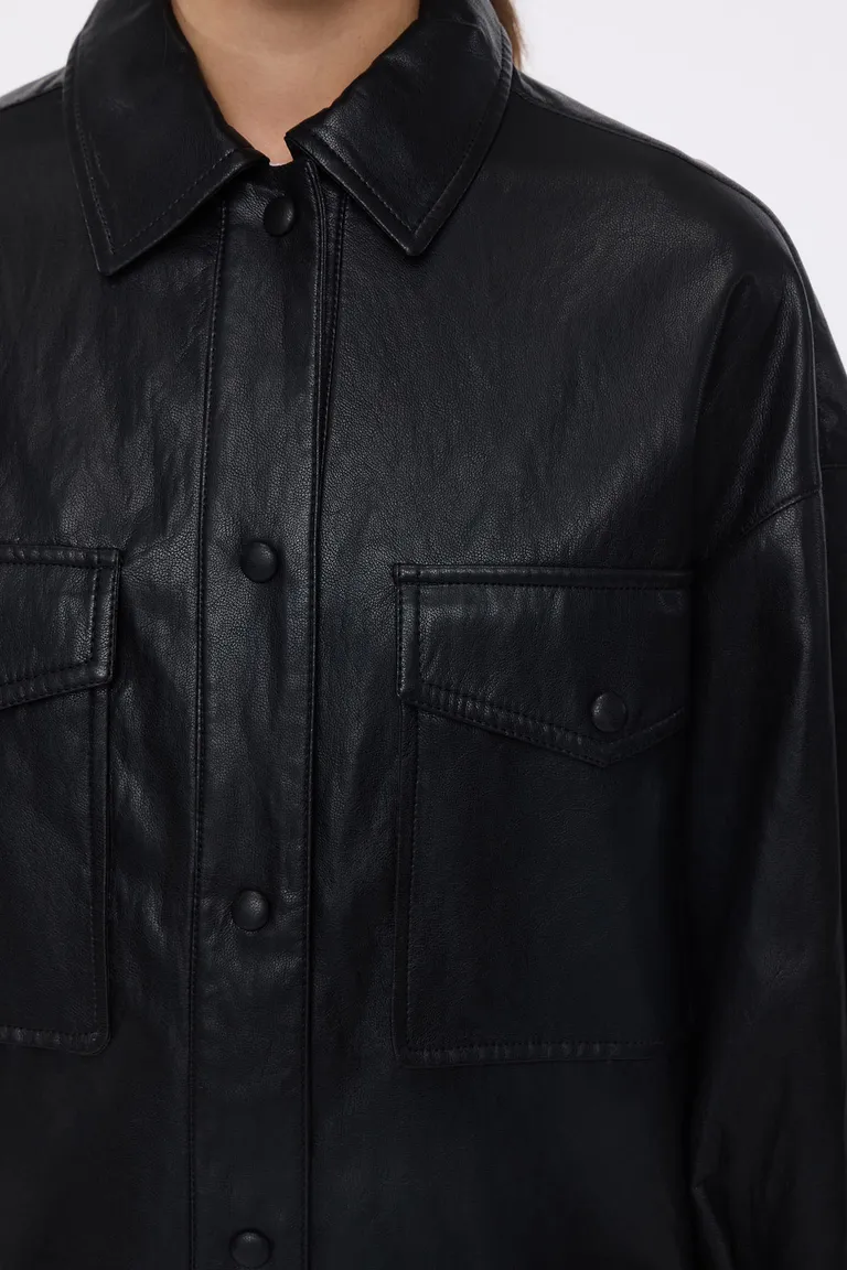 Chaqueta estilo camisa con cierre de broches a presión y bolsillos frontales funcionales para mujer de Cuesta Blanca en Chaquetas para argentina