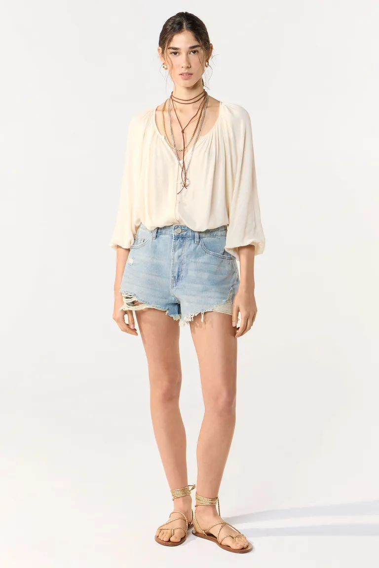 Shorts de denim celeste con efectos de lavado y roturas para un estilo relajado de Cuesta Blanca en Shorts para argentina