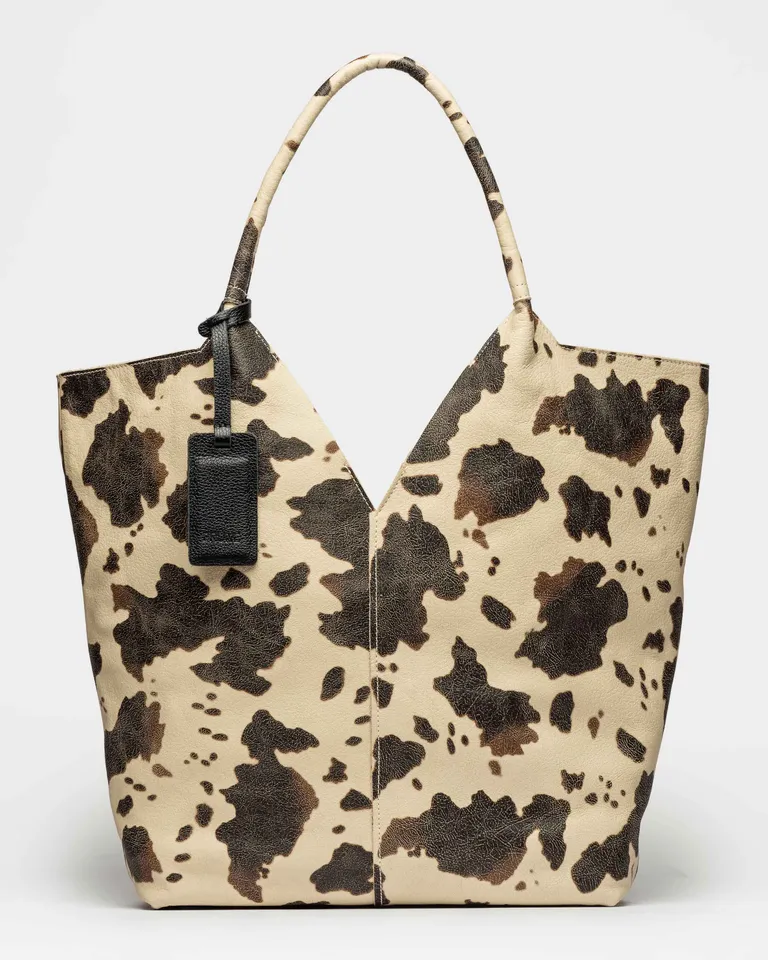 Elegante bolso de cuero con estampado de vaca, un accesorio versátil y moderno para todas las ocasiones de Prüne en Bolsos y Carteras para argentina