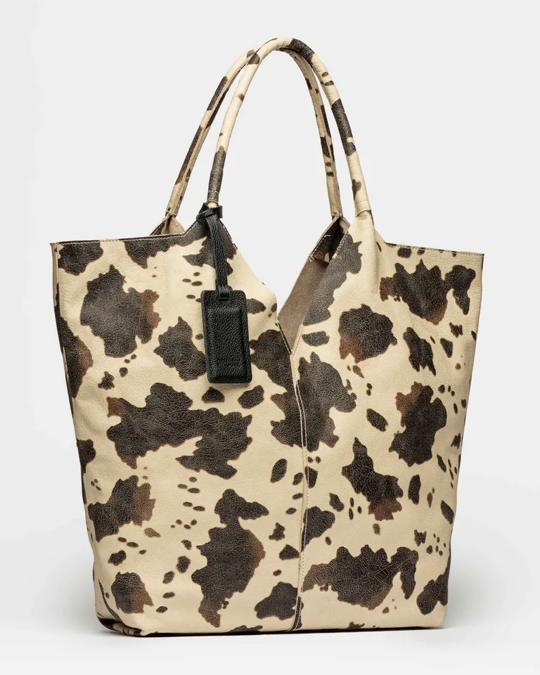 Elegante bolso de cuero con estampado de vaca, un accesorio versátil y moderno para todas las ocasiones de Prüne en Bolsos y Carteras para argentina