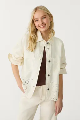 Campera con bordados de Stradivarius en Chaquetas para argentina