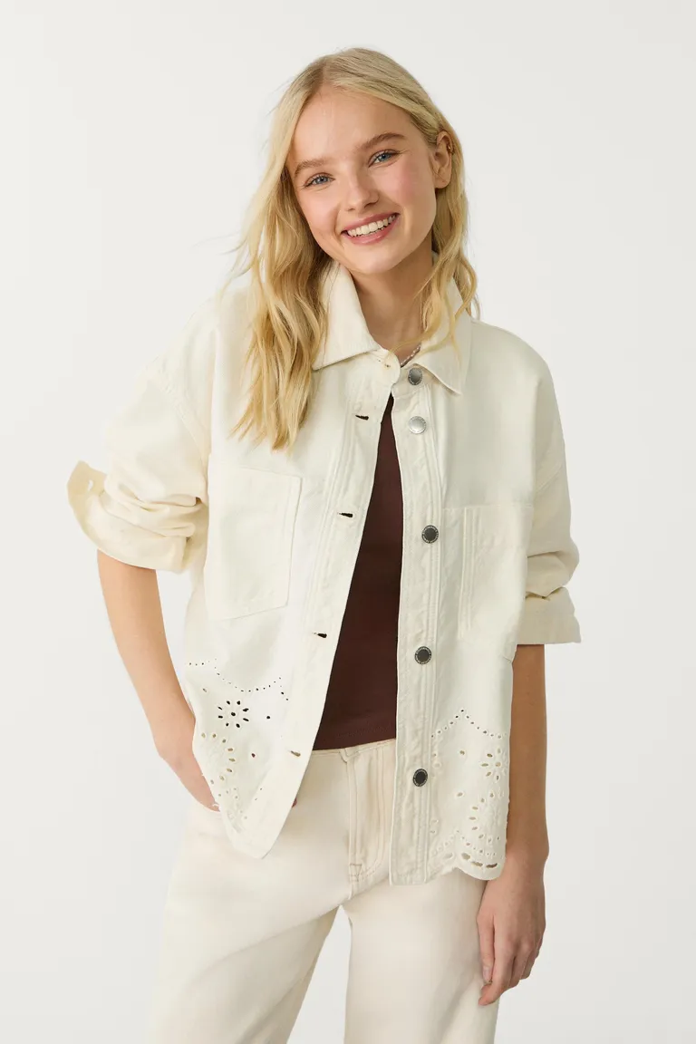 Campera con bordados de Stradivarius en Chaquetas para argentina