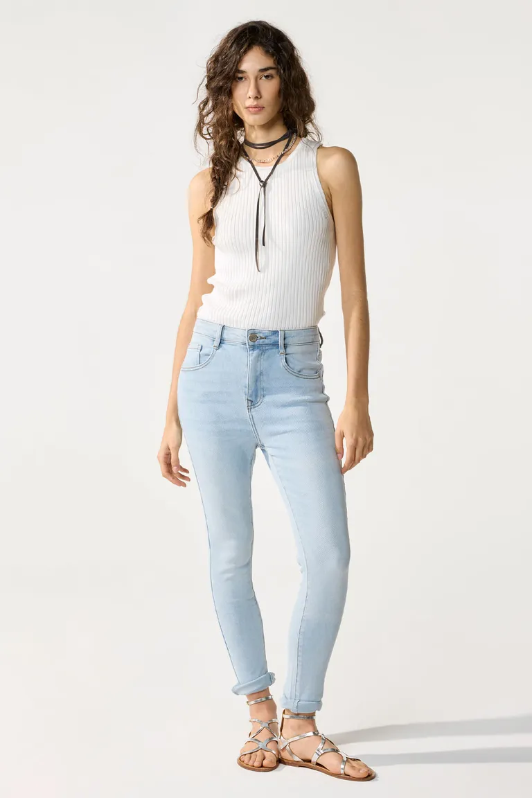 Pantalón de denim de tiro alto en color celeste con pierna skinny de Cuesta Blanca en Pantalones para argentina