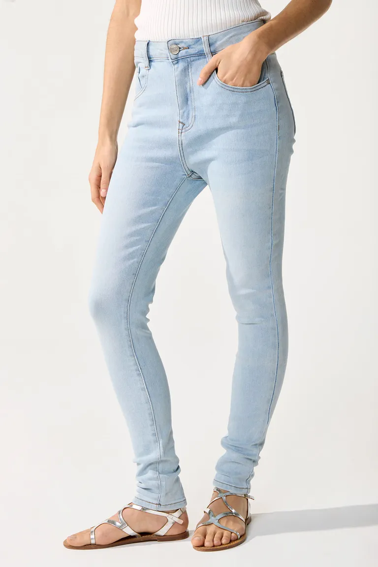 Pantalón de denim de tiro alto en color celeste con pierna skinny de Cuesta Blanca en Pantalones para argentina