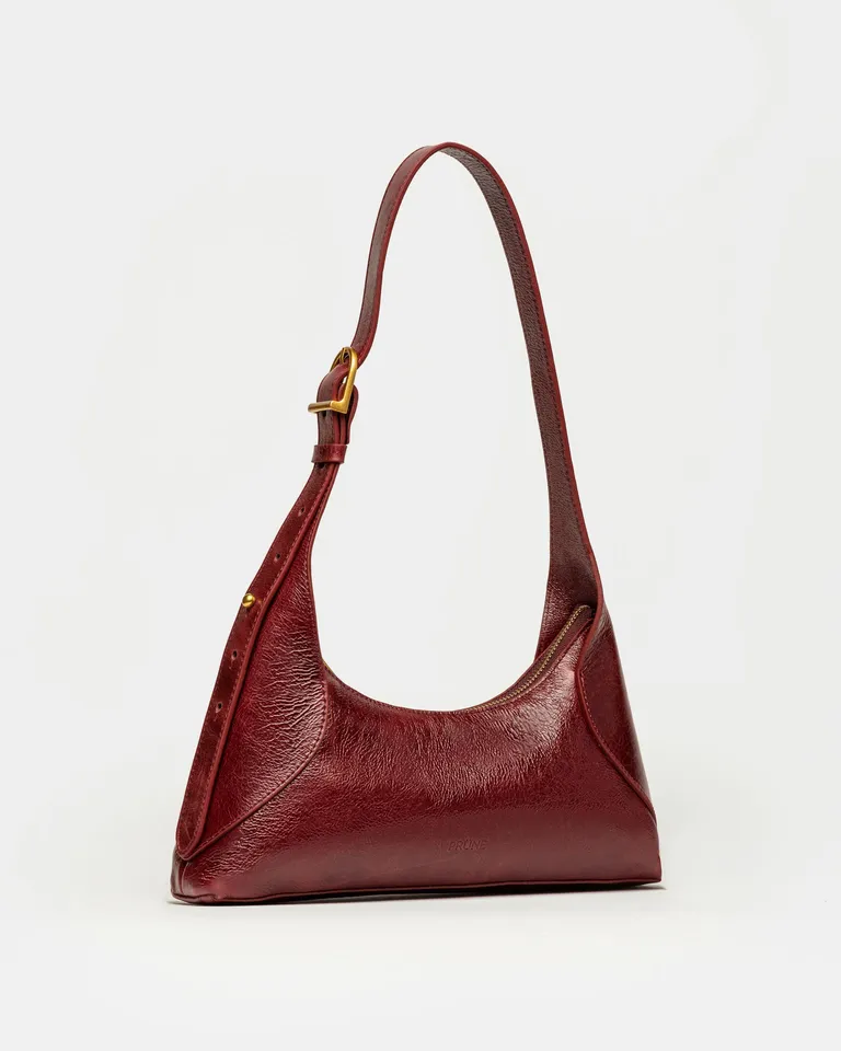 Cartera de hombro con silueta curva, manija regulable y cierre superior de Prüne en Bolsos y Carteras para argentina