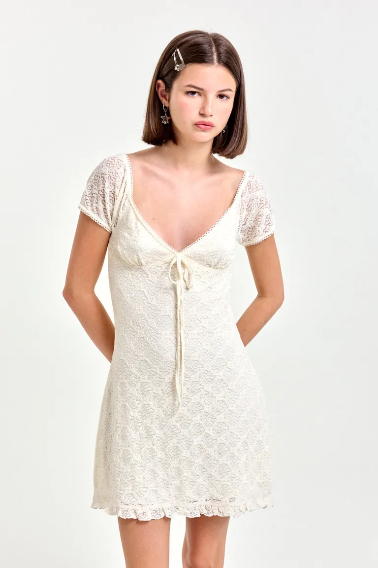 Vestido corto de encaje en escote V con detalles de picot y volados de 47 Street en Vestidos para argentina