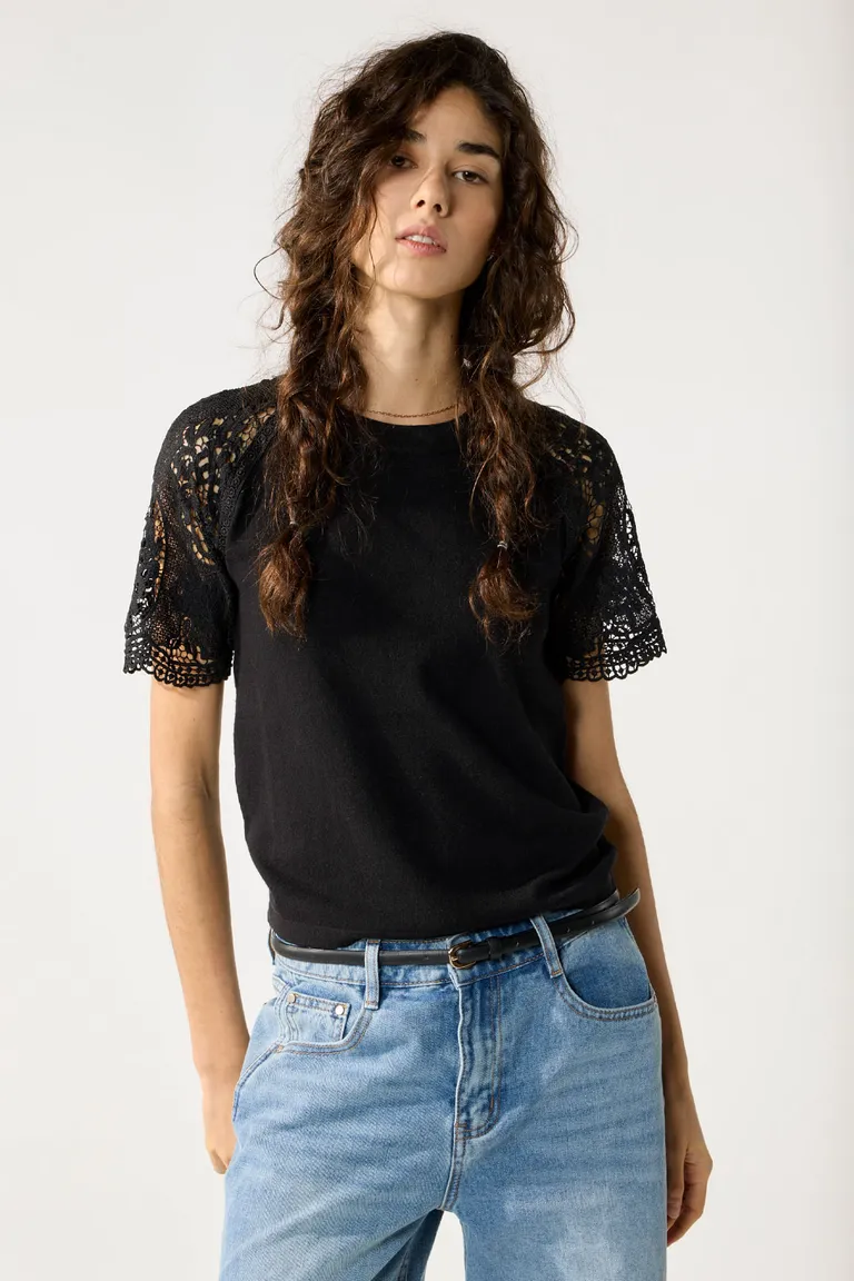 Remera tejida de cuello redondo y manga ragland de encaje negro para mujer de Cuesta Blanca en Remeras para argentina