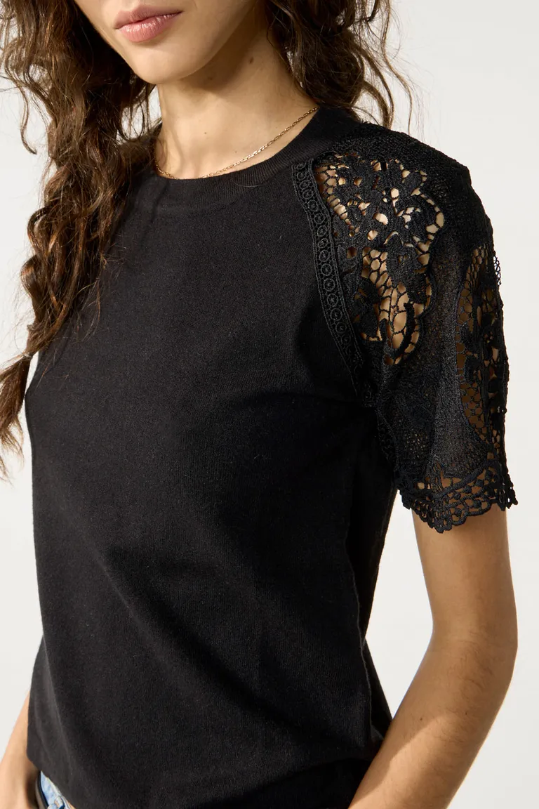 Remera tejida de cuello redondo y manga ragland de encaje negro para mujer de Cuesta Blanca en Remeras para argentina