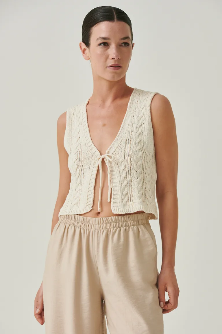 Top corto de diseño trenzado y escote en V para un estilo femenino y sofisticado de Sweet en Tops para argentina