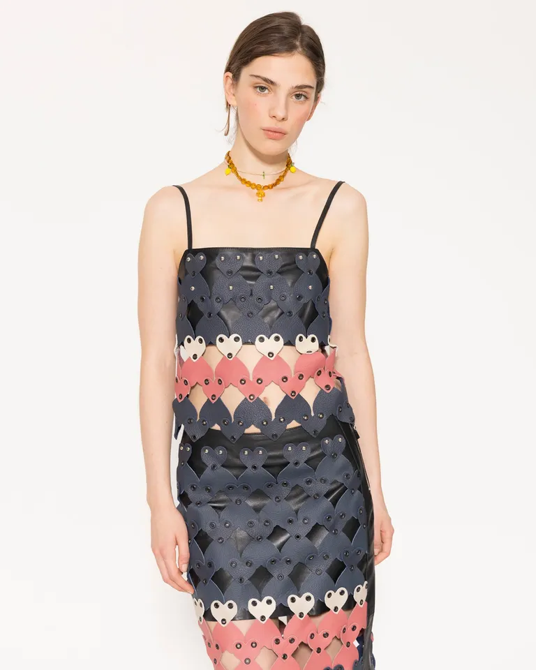 Top de cuero negro con diseño de corazones troquelados de Jazmin Chebar en Tops para argentina