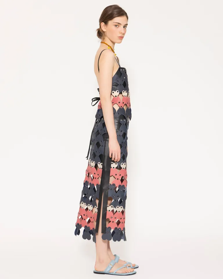 Top de cuero negro con diseño de corazones troquelados de Jazmin Chebar en Tops para argentina