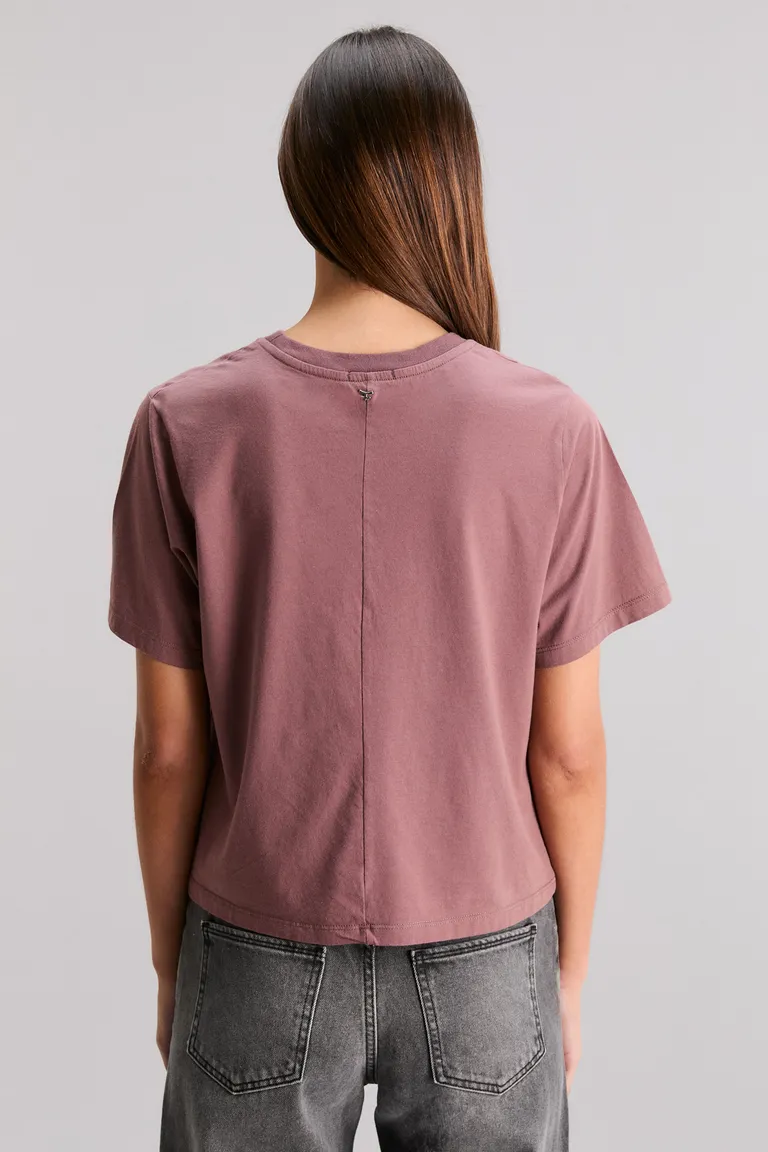 Remera de corte regular, cuello redondo y manga corta con recorte central en la espalda de Kosiuko en Remeras para argentina