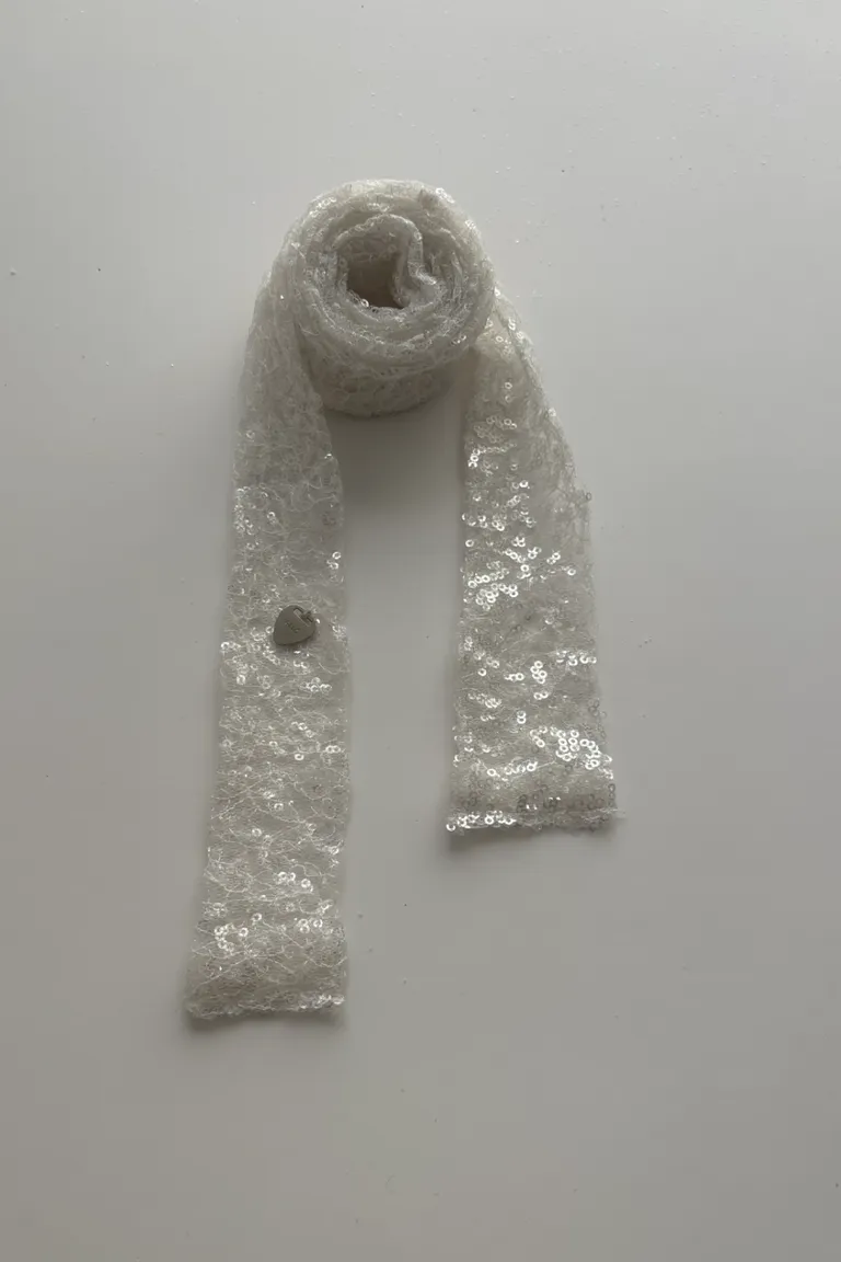 Exclusiva bufanda blanca de punto, diseño único y atemporal de Allo Martinez en Bufandas y Pañuelos para argentina