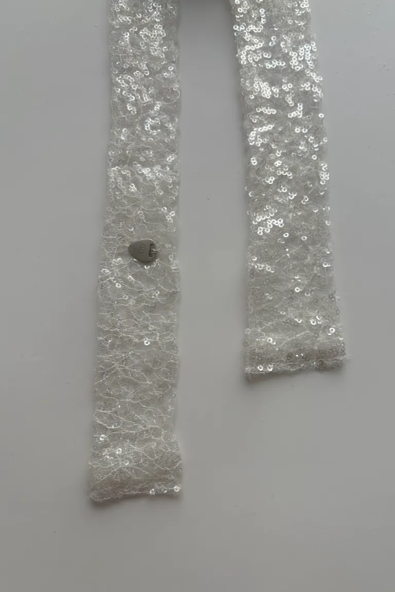 Exclusiva bufanda blanca de punto, diseño único y atemporal de Allo Martinez en Bufandas y Pañuelos para argentina