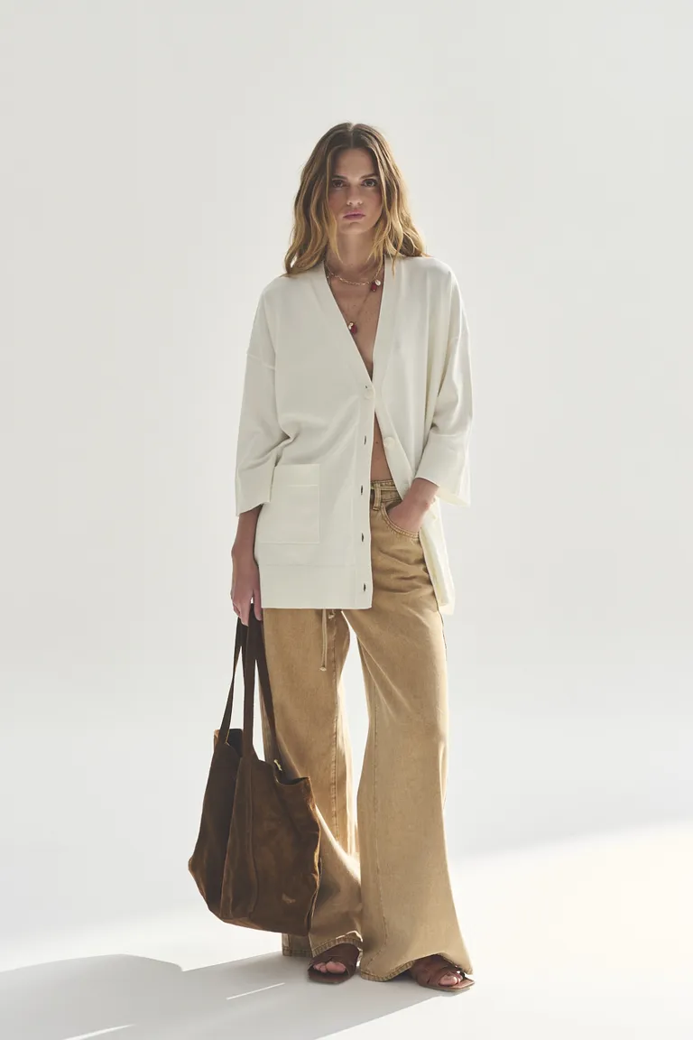 Cálido y elegante cardigan blanco para mujer, una prenda versátil y de gran versatilidad de Akiabara en Buzos y Sweaters para argentina