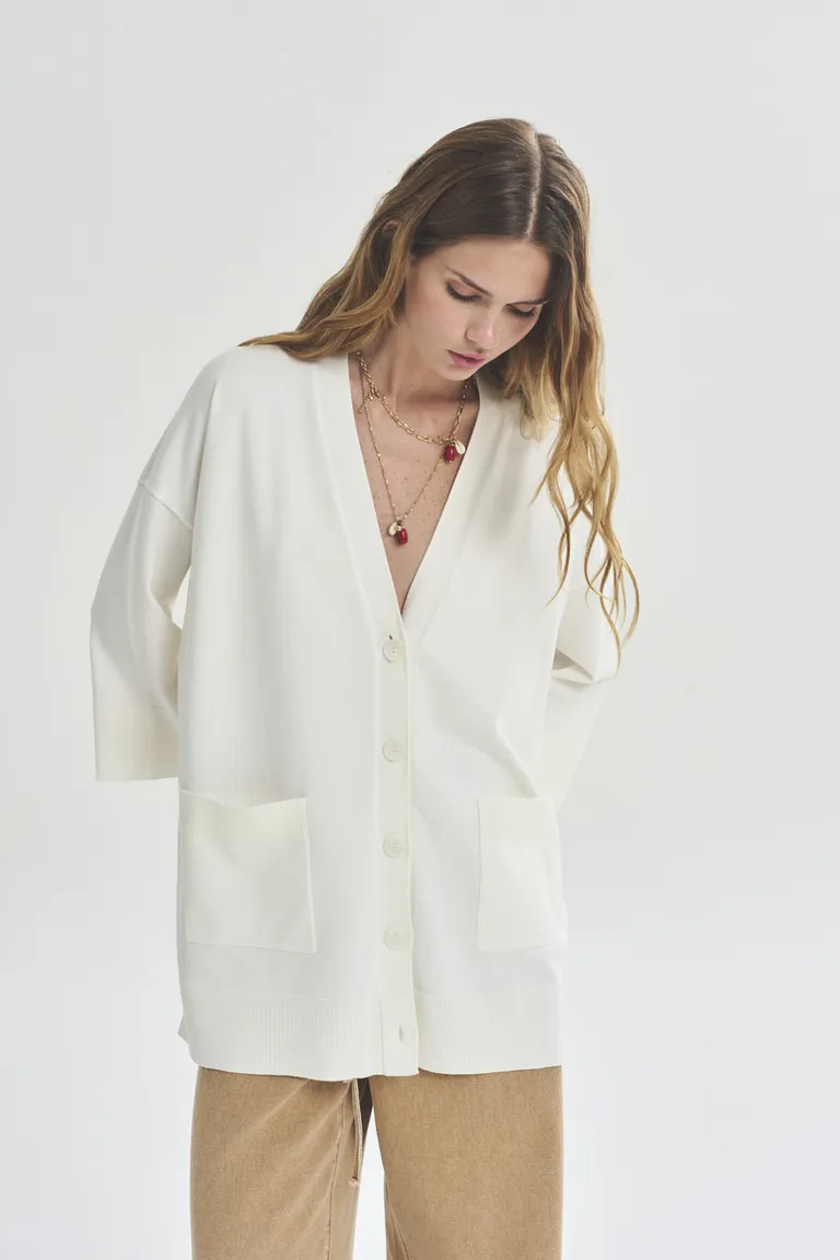 Cálido y elegante cardigan blanco para mujer, una prenda versátil y de gran versatilidad de Akiabara en Buzos y Sweaters para argentina