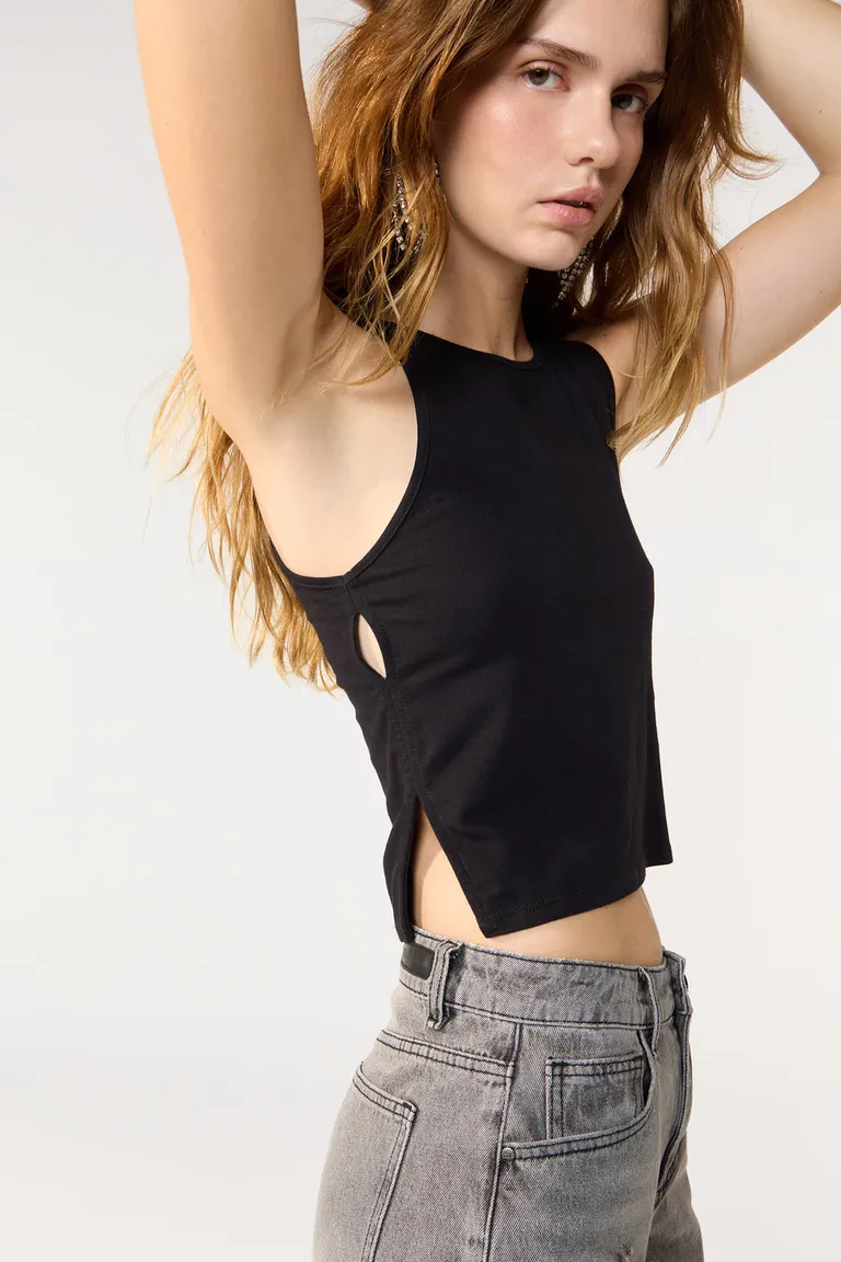 Musculosa negra de corte ajustado en jersey con aberturas laterales de Cuesta Blanca en Tops para argentina