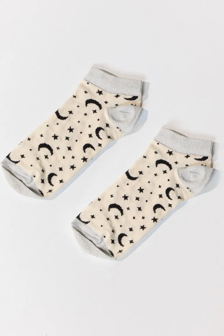Calcetines con estampado de luna y estrellas para mujer de Cuesta Blanca en Ropa Interior y Medias para argentina