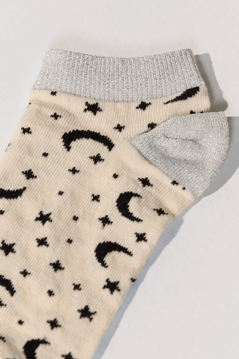 Calcetines con estampado de luna y estrellas para mujer de Cuesta Blanca en Ropa Interior y Medias para argentina