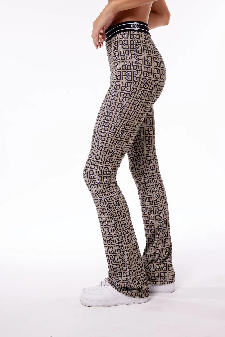 Pantalón bootcut de estampa celebrity, diseño de moda y estilo único de Black Mamba en Pantalones para argentina