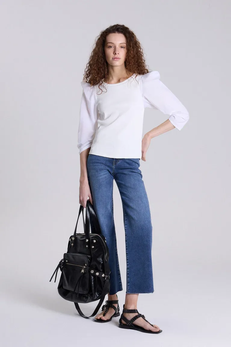 Top blanco con mangas voluminosas 3/4, ajustado al cuerpo y escote bajo de Maria Cher en Tops para argentina