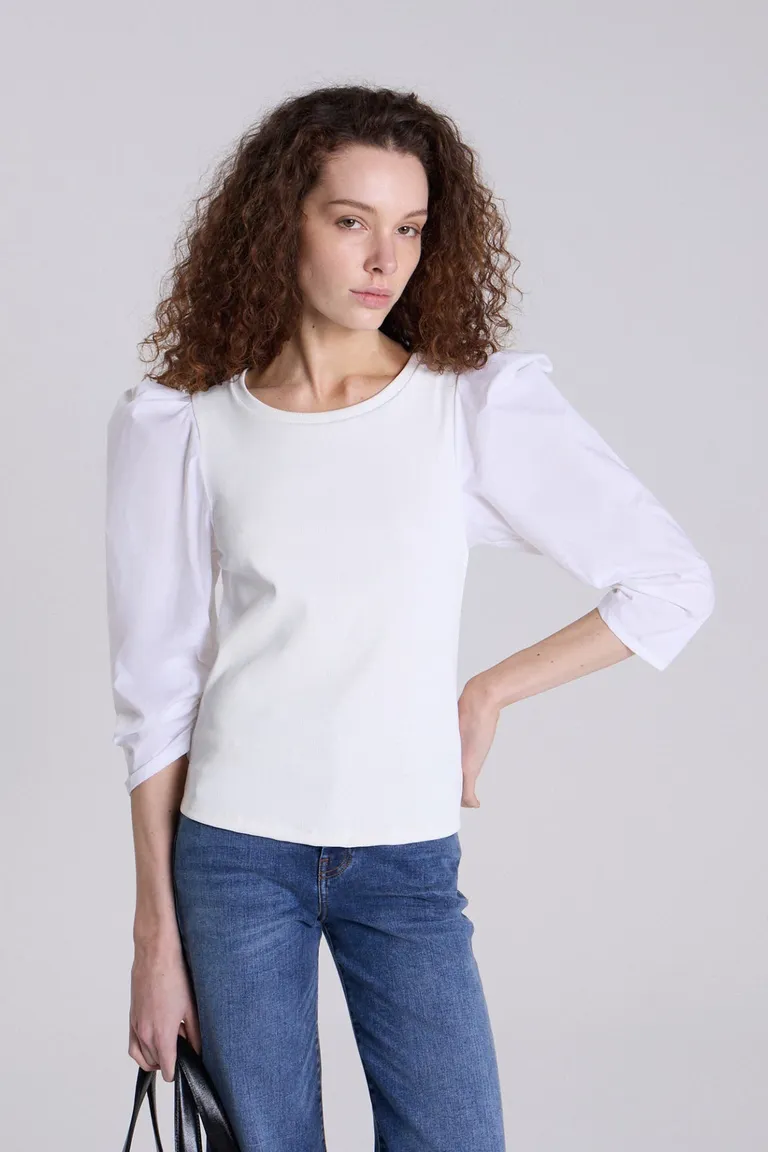 Top blanco con mangas voluminosas 3/4, ajustado al cuerpo y escote bajo de Maria Cher en Tops para argentina