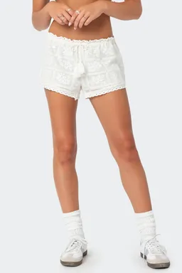 Shorts bordados con encaje de Edikted en Shorts para argentina