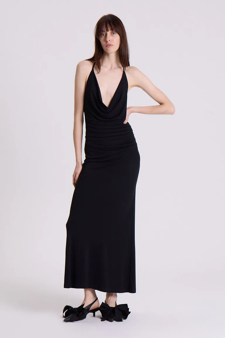 Vestido largo halter negro con escote en V y espalda abierta de Maria Cher en Vestidos para argentina