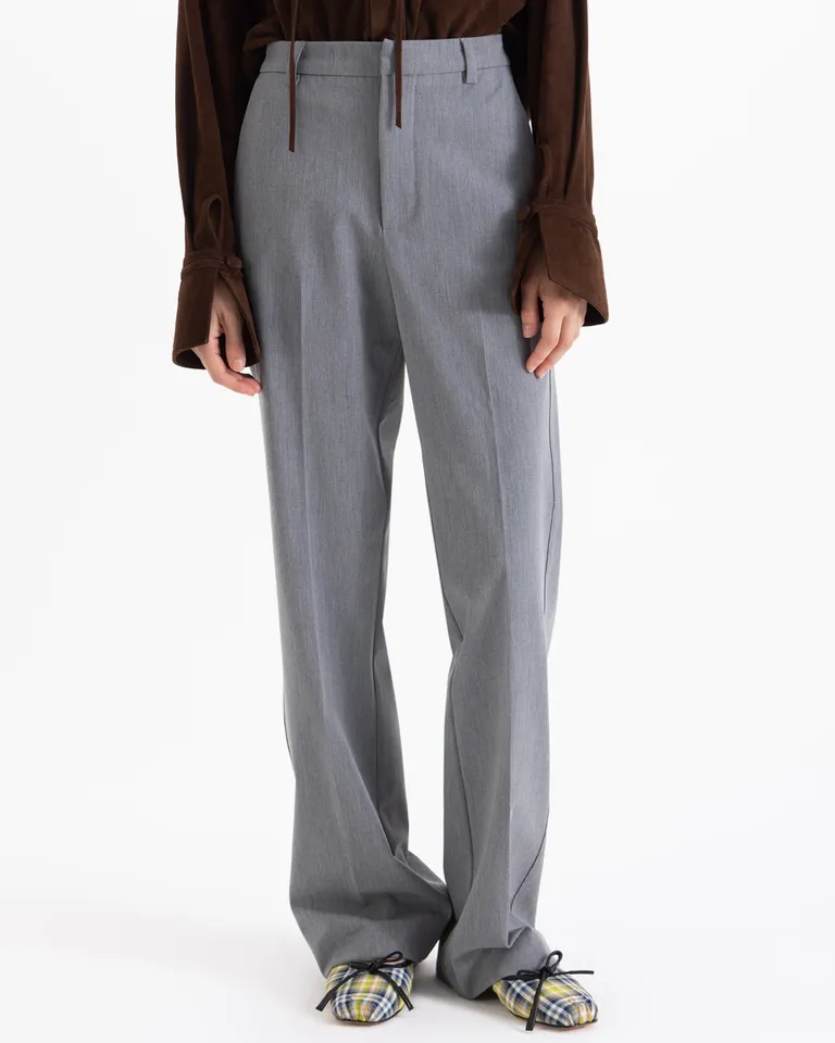 Pantalón de vestir con bolsillos diagonales y detalle de presilla metálica de Jazmin Chebar en Pantalones para argentina