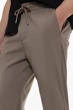 Pantalón jogger sastrería de Lefties en Pantalones para argentina