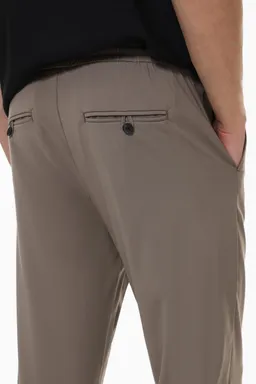 Pantalón jogger sastrería de Lefties en Pantalones para argentina