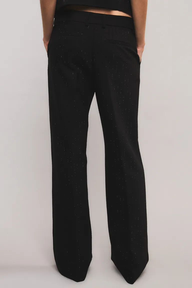 Pantalón sastrero de corte recto y tiro medio con bolsillos laterales y traseros tipo ojal de Kosiuko en Pantalones para argentina