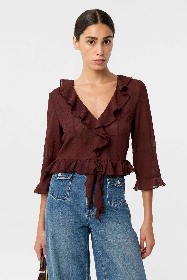 Blusa con volados en cuello puños y ruedo de calce al cuerpo y botones frontales de Markova en Blusas para argentina