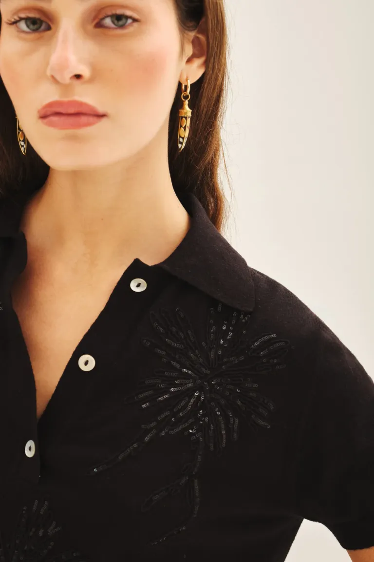 Remera de estilo camisero con bordados decorativos y diseño entallado de Rapsodia en Remeras para argentina