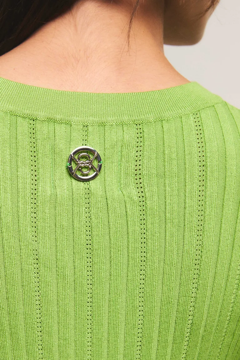 Sweater de tejido morley entallado con cuello redondo y mangas largas con diseño de calados de Kosiuko en Buzos y Sweaters para argentina