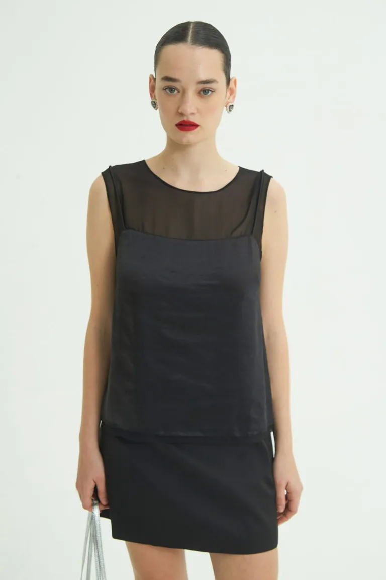 Blusa negra sin mangas con superposición de chifón y musculosa satinada para una apariencia minimalista y formal de Las Pepas en Blusas para argentina