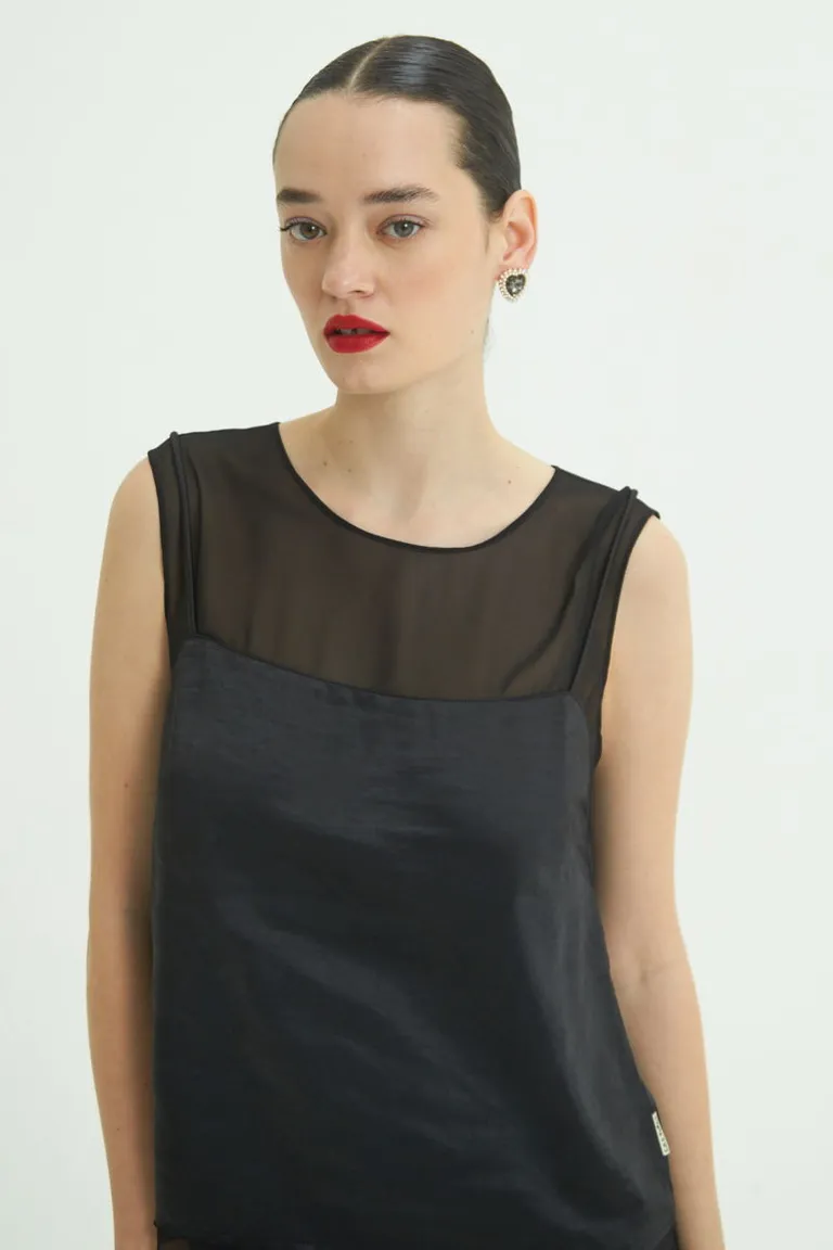 Blusa negra sin mangas con superposición de chifón y musculosa satinada para una apariencia minimalista y formal de Las Pepas en Blusas para argentina
