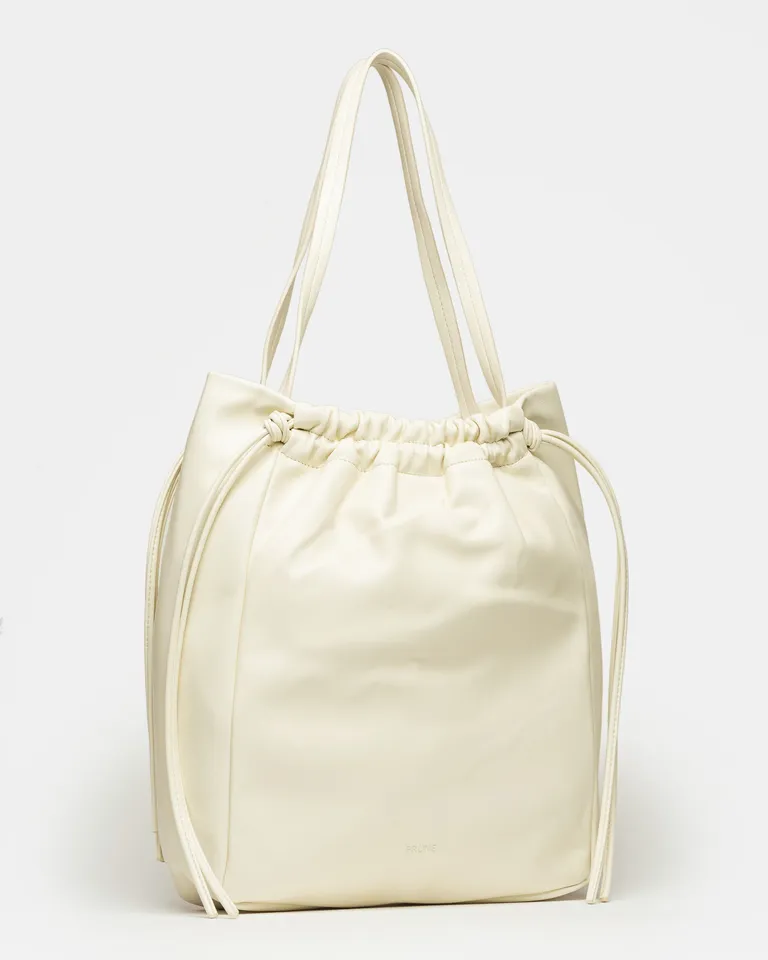 Bolso shopper urbano y fresco con acabado graneado y tonos neutros de Prüne en Bolsos y Carteras para argentina