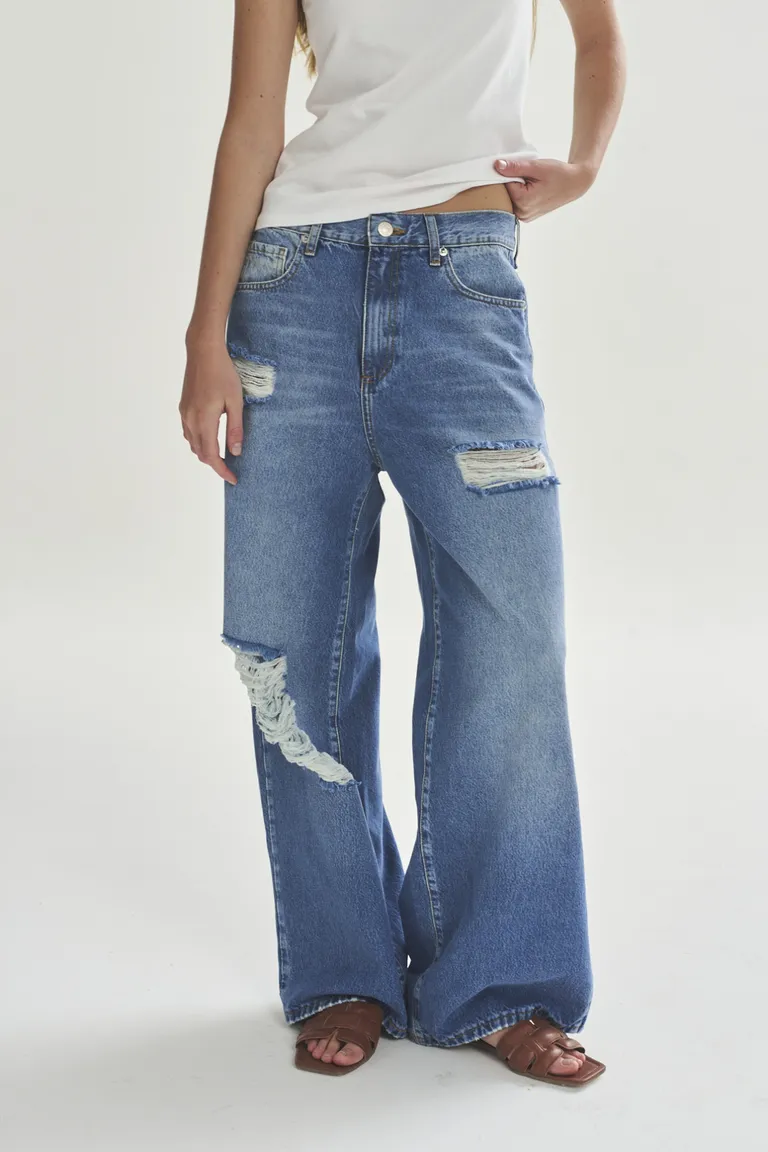 Pantalones de mezclilla amplios y con rotos para un look casual y moderno de Akiabara en Pantalones para argentina