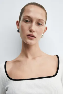 Camiseta canalé escote cuadrado de Mango en Buzos y Sweaters para argentina