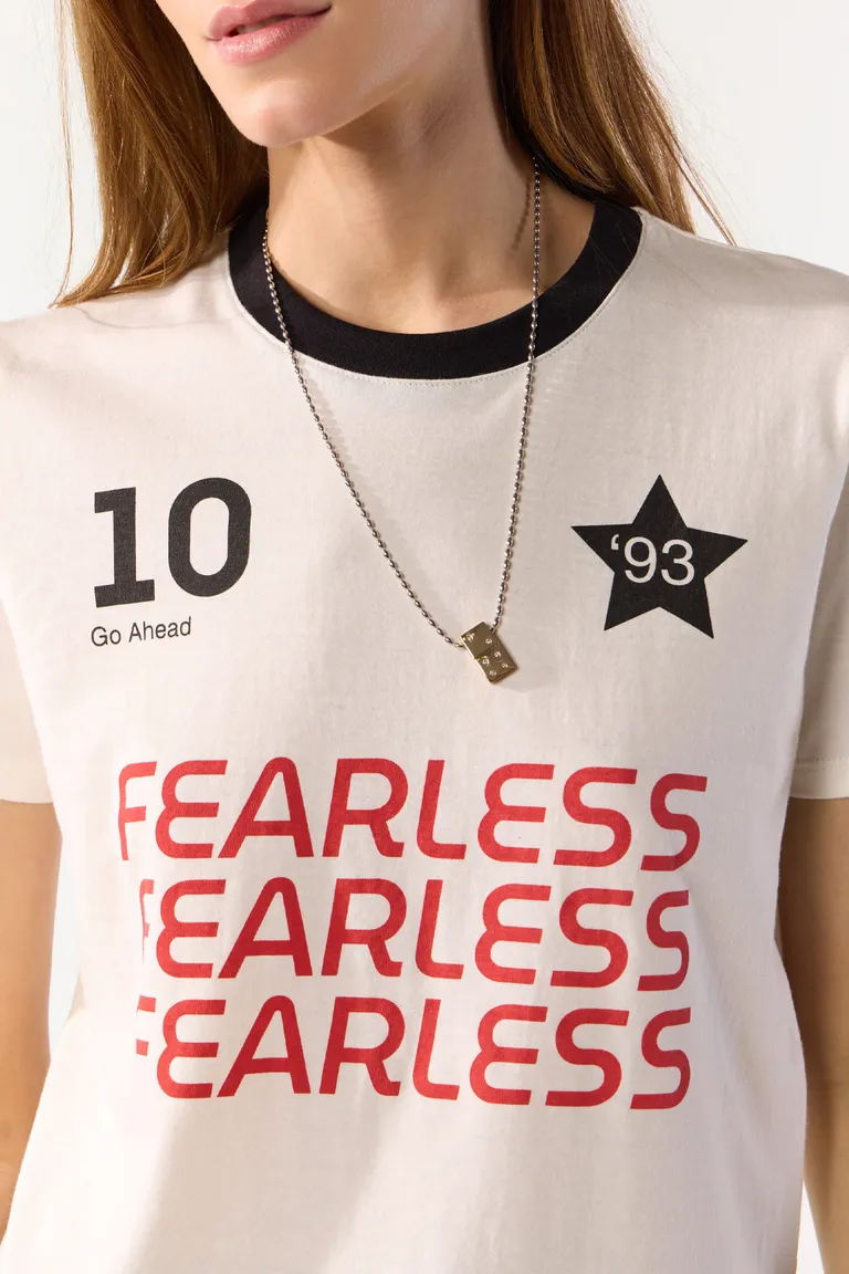 Remera de cuello redondo con estampa gráfica frontal y detalles tipográficos en el frente de Cuesta Blanca en Remeras para argentina