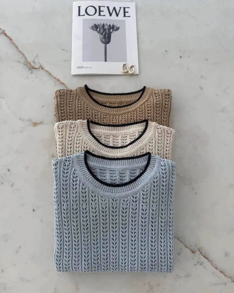 Remera de hilo de algodón con diseño calado y detalles en el cuello y las mangas de Hesed en Remeras para argentina