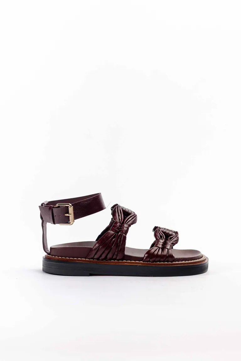 Sandalias de cuero satin con tiras trenzadas y hebilla al tobillo de Mishka en Sandalias para argentina