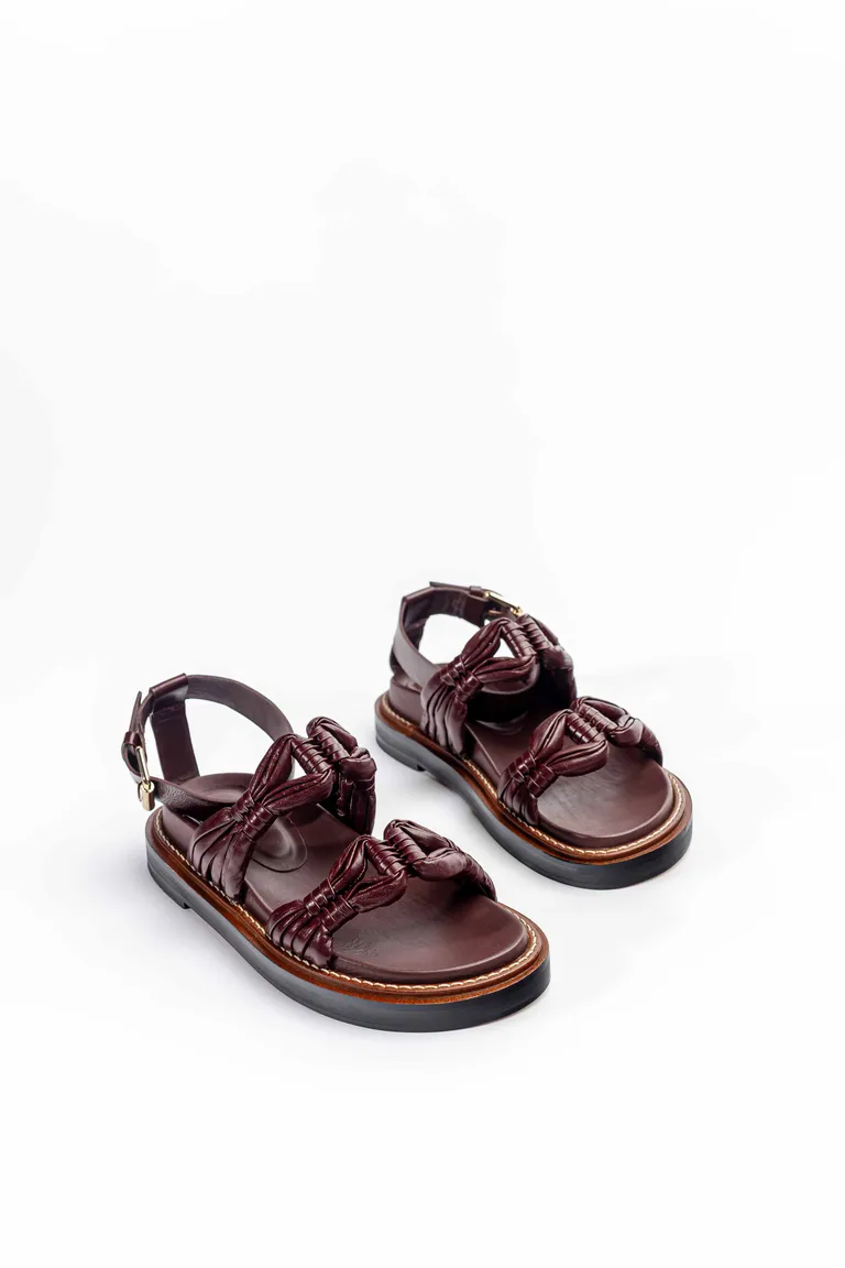 Sandalias de cuero satin con tiras trenzadas y hebilla al tobillo de Mishka en Sandalias para argentina