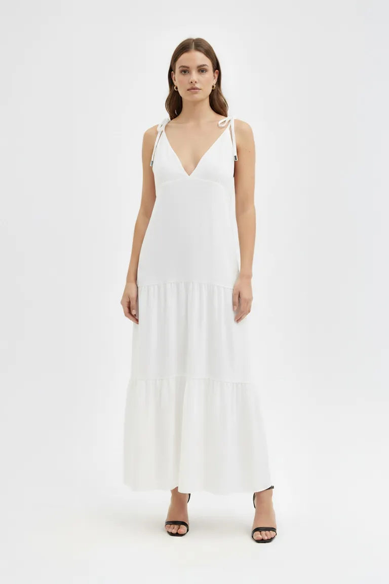 Vestido Blanco con Escote en V y Recortes Escalonados en la Falda de Naíma en Vestidos para argentina